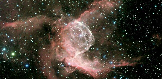 Sh2-298 o NGC2359, una de las nebulosas cuyo espectro se ha analizado en este trabajo. Combinación de imágenes en filtros B (azul), R (verde) y H-alfa (rojo), obtenidas con la Wide Field Camera del Telescopio Isaac Newton (INT)