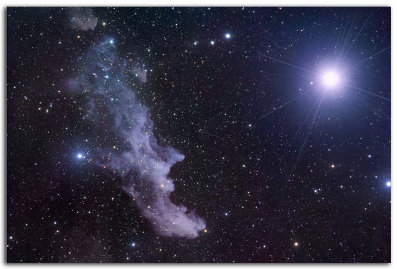 La supergigante azul Rigel, en la constelación de Orión. A la izquierda se encuentra la “Nebulosa de la Cara de Bruja”, compuesta de gas y polvo, la cual podemos ver porque refleja la luz de Rigel. En la imagen también vemos otras muchas estrellas de diferentes colores. Créditos: Star Shadows Remote Observatory (Steve Mazlin, Jack Harvey, Rick Gilbert, Teri Smoot, Daniel Verschatse).