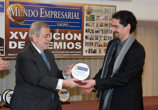 Antonio Beteta, secretario de Estado de Administraciones Públicas, entrega el galardón al representante del IAC, el investigador Ignacio Trujillo.